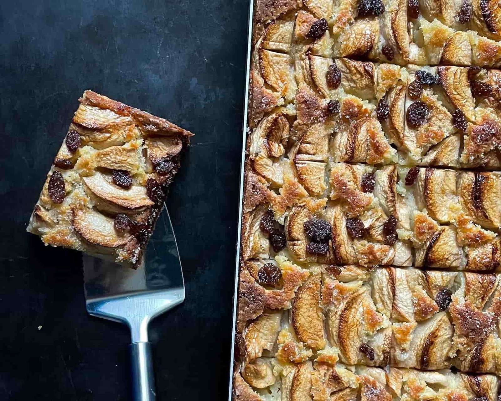 Apfelkuchen mit Zimt und Rosinen