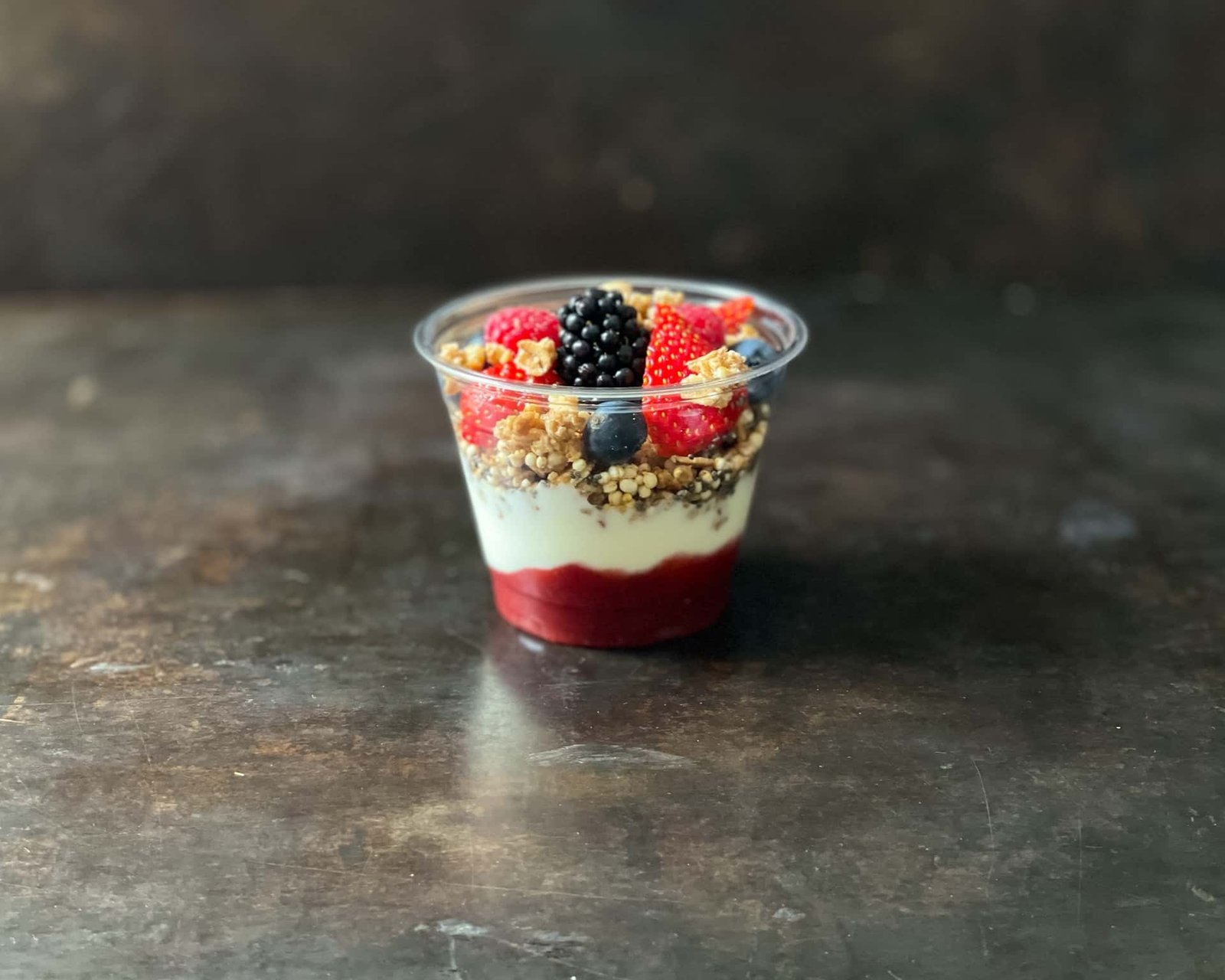 Naturjoghurt mit Dinkel-Chia Crunch & Beeren