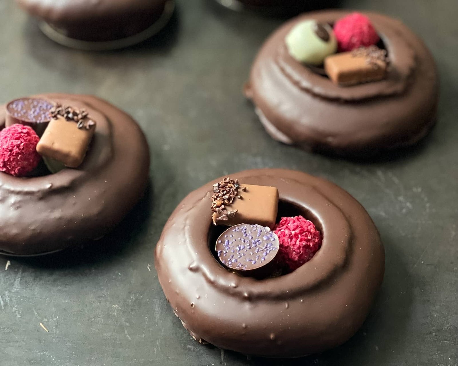 Baumkuchenring 150g in Zartbitter gefüllt mit 6 Trüffeln und Pralinen