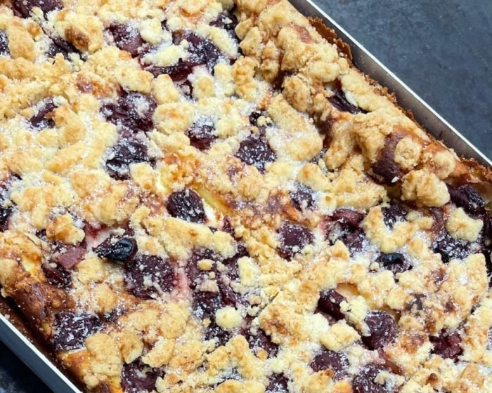 Käse-Kirschkuchen mit Streuseln