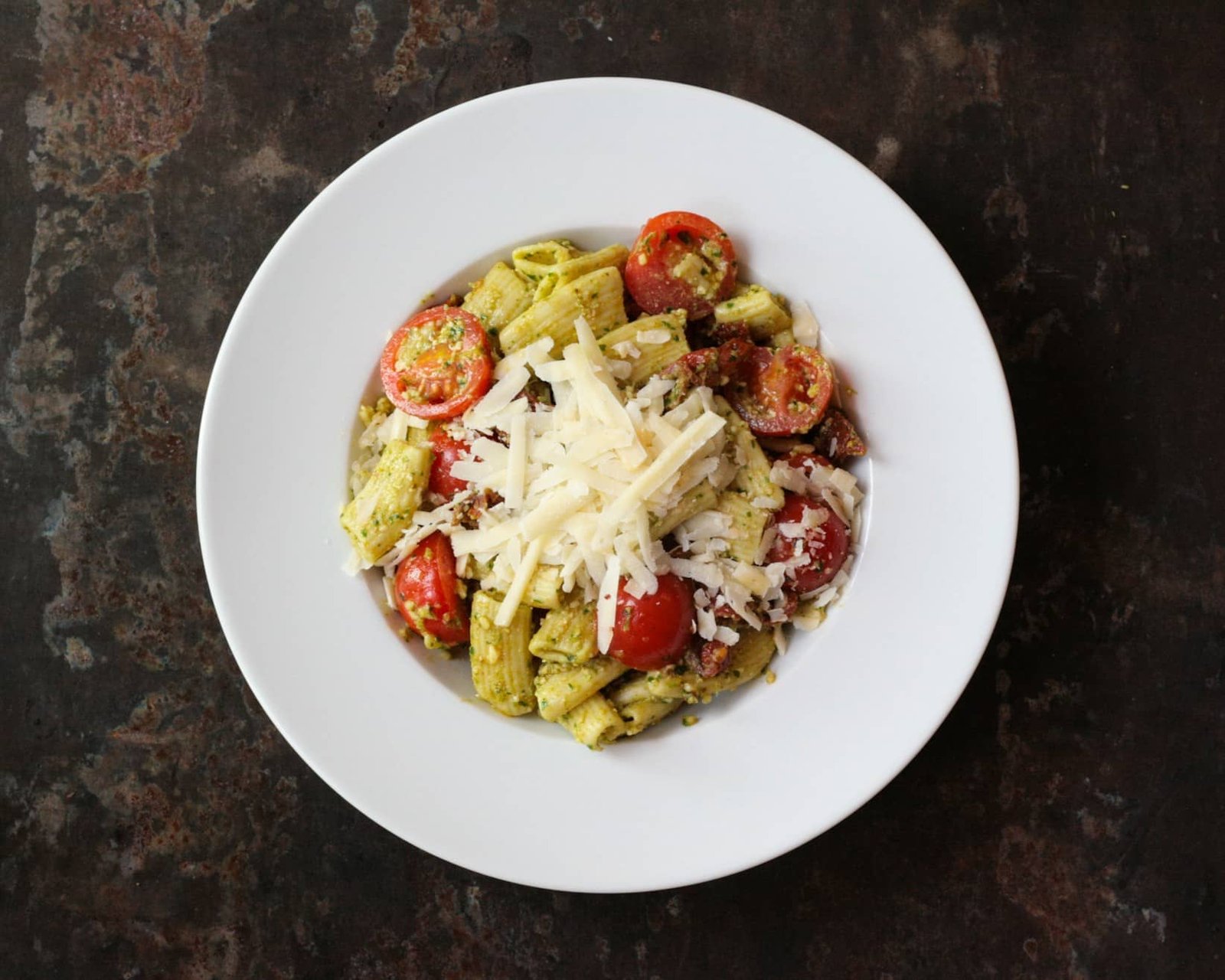Penne Pesto Salat mit Kirschtomaten