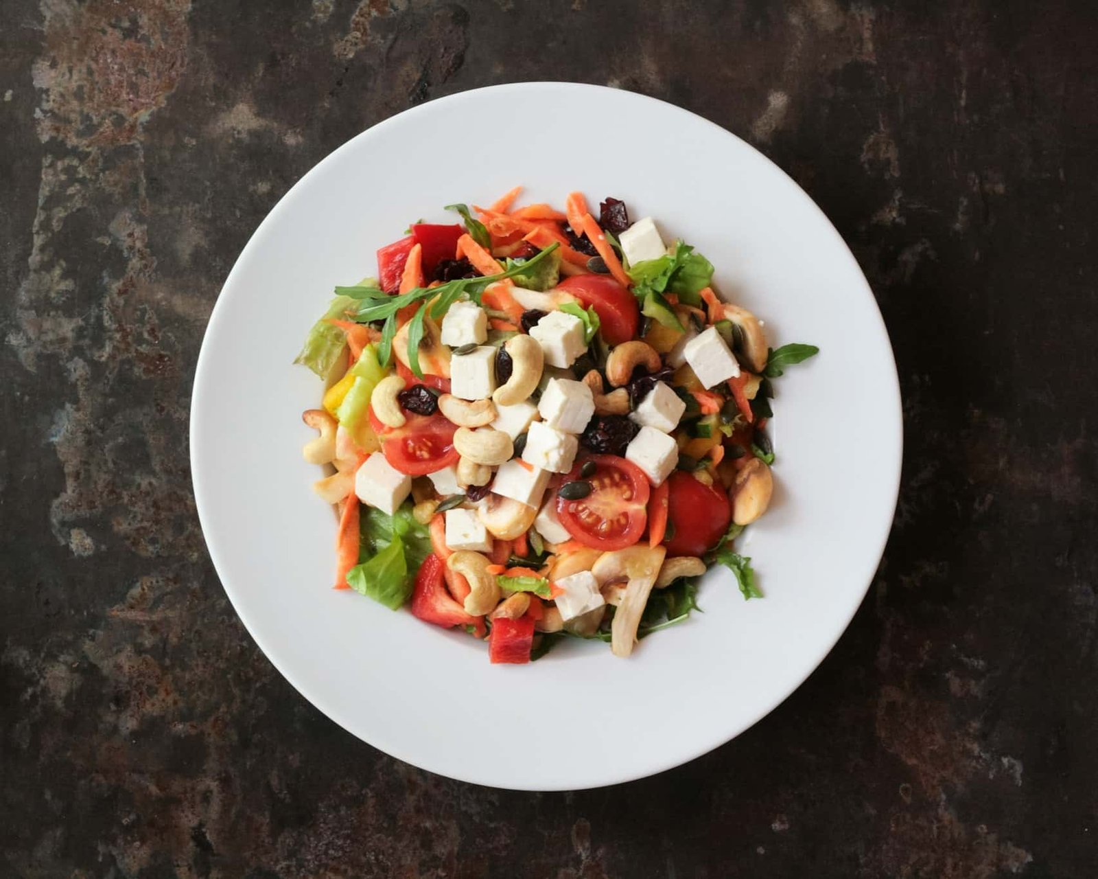Vegetarischer Blattsalat mit Hirtenkäse