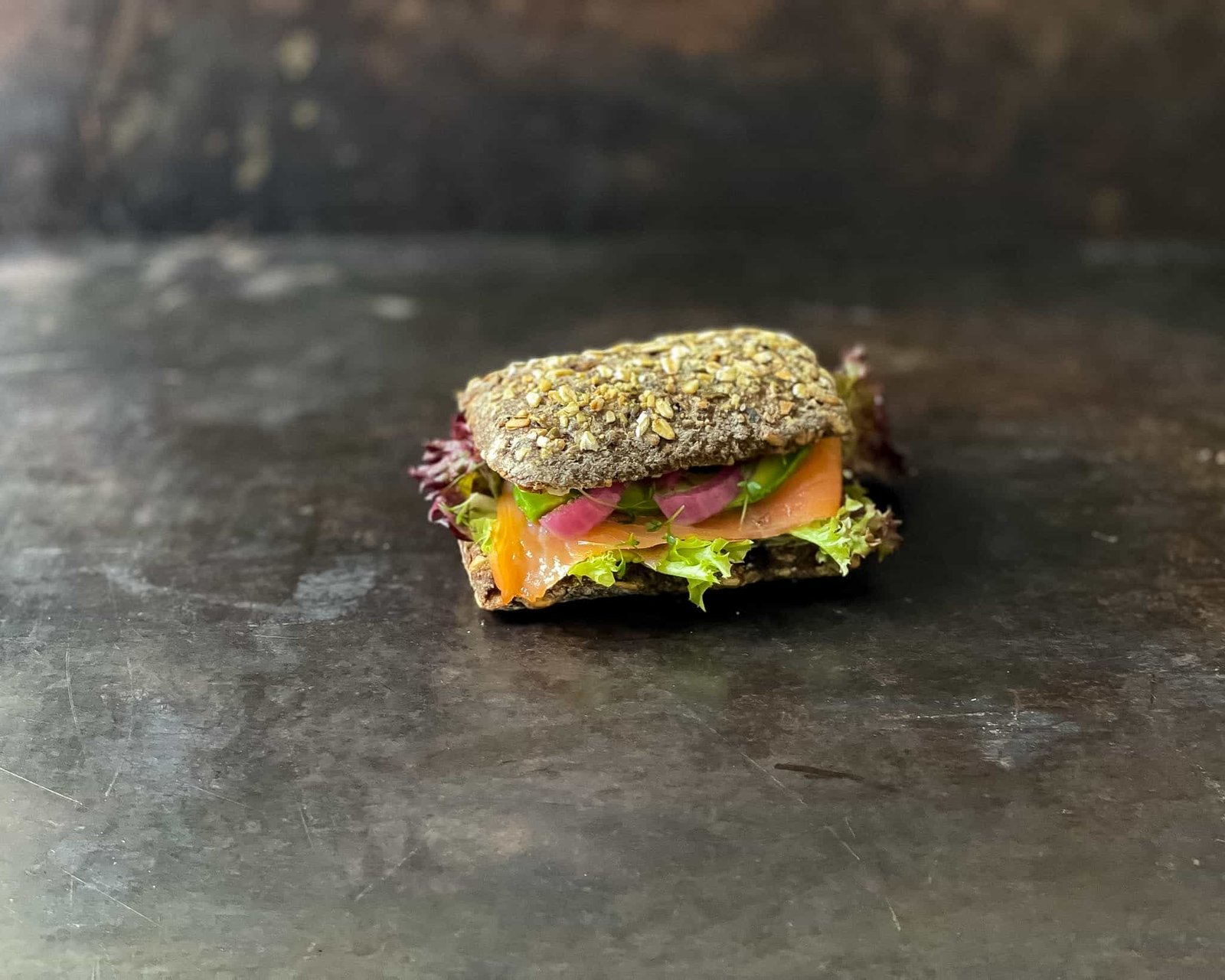 Dunkles Körnerbrötchen