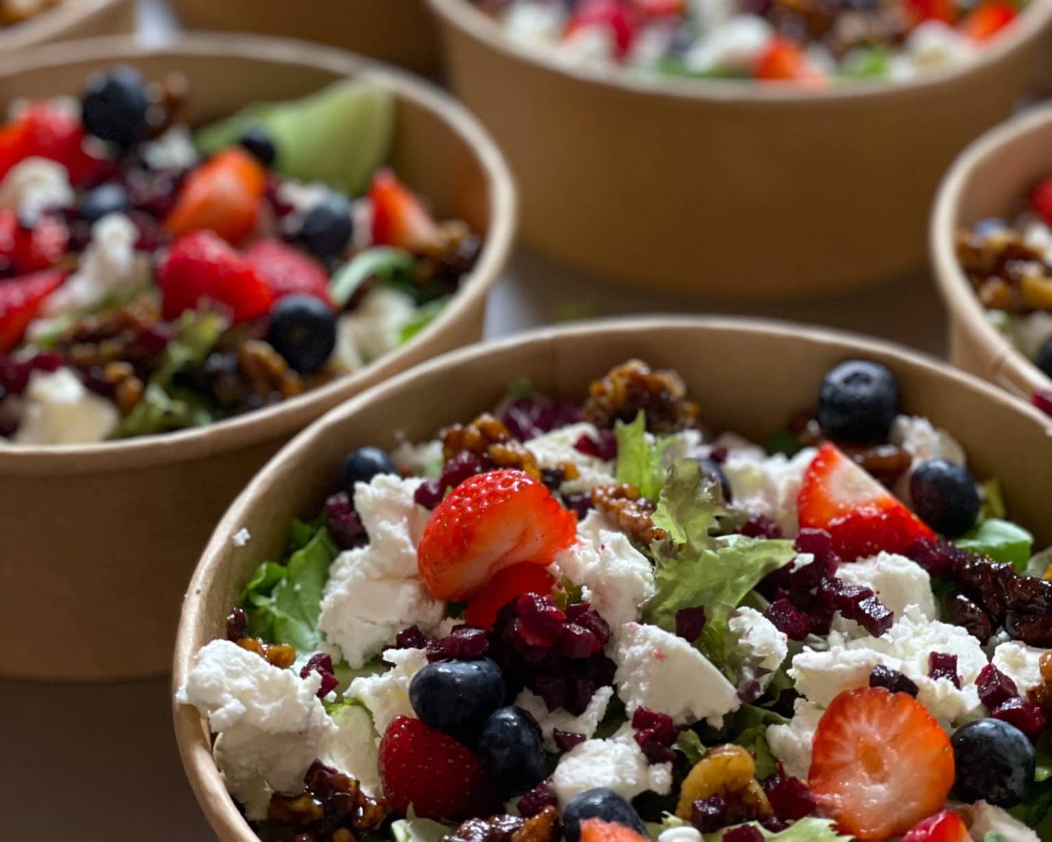 Sommersalat mit Ziegenfrischkäse und Beeren